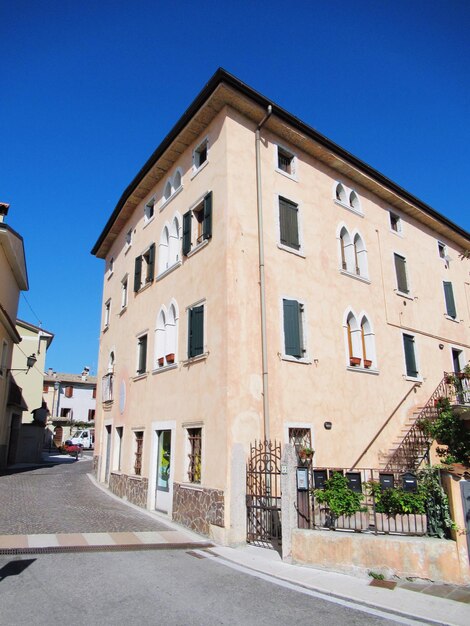 Foto vista di edifici residenziali contro un cielo blu limpido