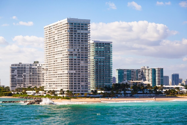 포트 로더데일(Fort Lauderdale)의 대서양(Atlantic Ocean)에 멋진 해변이 있는 주거용 고층 건물의 전망