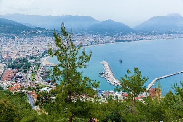 Vista della località turistica di alanya il faro nel porto di alanya la vecchia fortezza di alanya