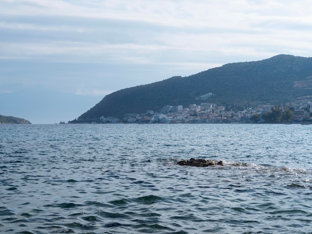 ギリシャ の ペロポネセス 島 に ある トロ の リゾート 町 の 景色