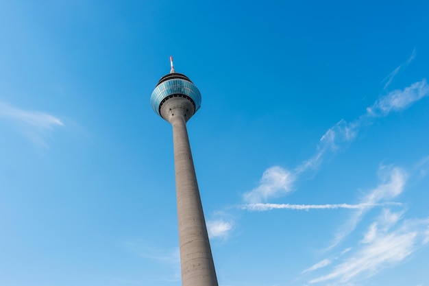 여름날 푸른 하늘을 배경으로 라인 타워(Rheinturm)의 전망. 웹사이트 및 잡지 레이아웃에 이상적