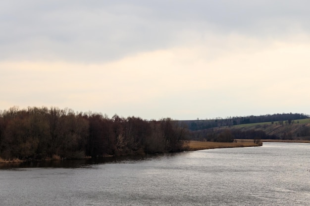 Vista sul fiume in una giornata nuvolosa all'inizio della primavera