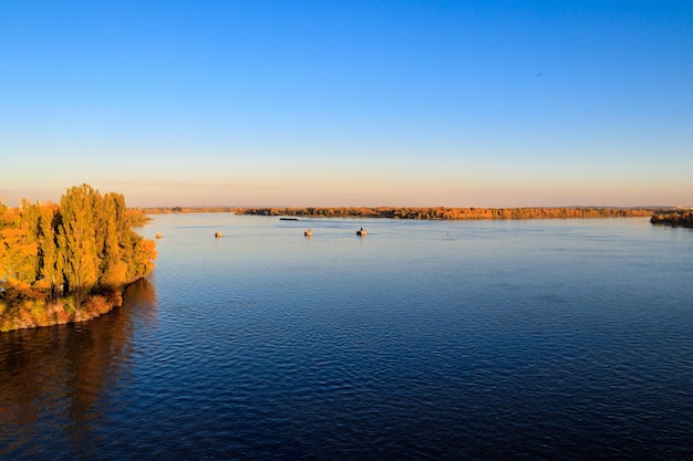 Vista sul fiume dnieper in autunno