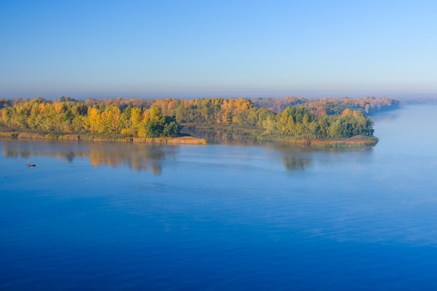 Вид на реку Днепр в Кременчуге осенью