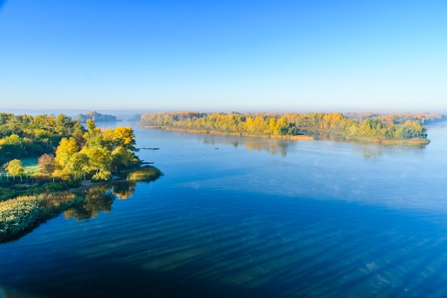 가을에 Kremenchug의 Dnieper 강에서 보기