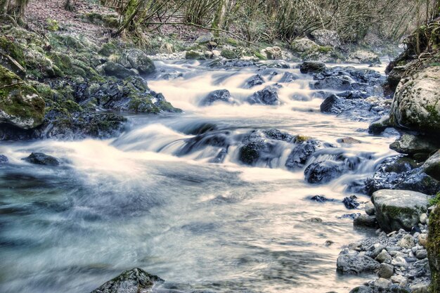 Foto vista del fiume che scorre tra le rocce