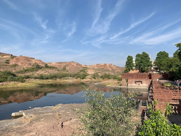 Una vista del fiume e delle montagne sullo sfondo