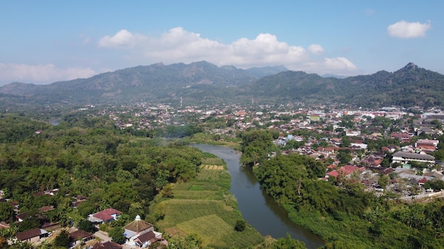 背景の川と山の景色