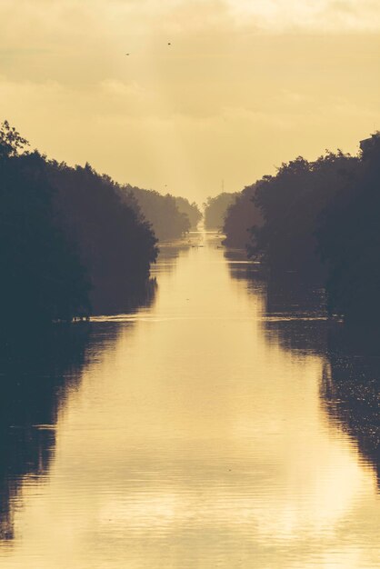 Foto vista del fiume al tramonto