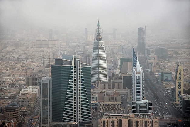 Foto la vista di riyadh dal kingdom centre burj al-mamlaka in arabia saudita