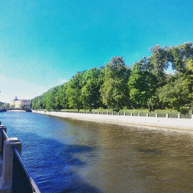 Photo view of road against clear blue sky