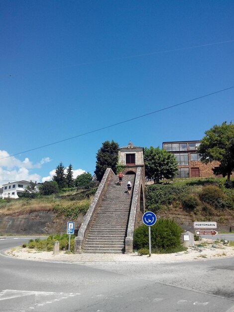 Foto vista della strada contro un cielo blu limpido