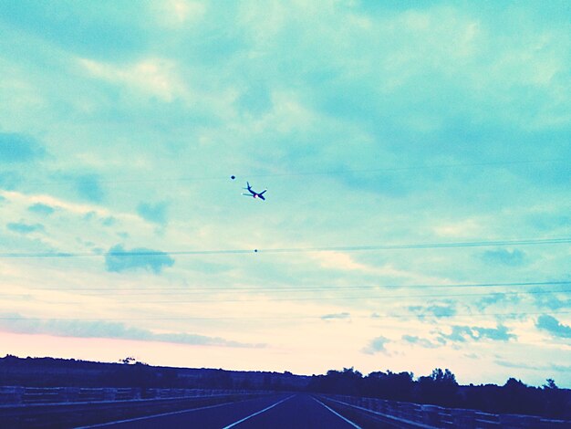 雲の空に照らされた道路の景色