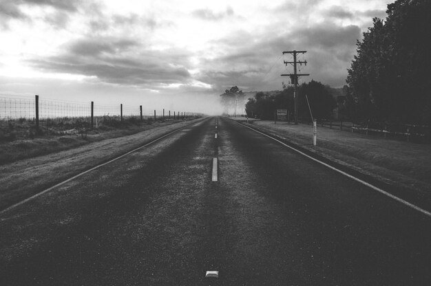 雲の空に照らされた道路の景色