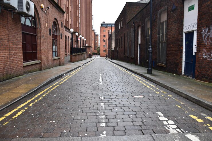 Photo view of road along buildings