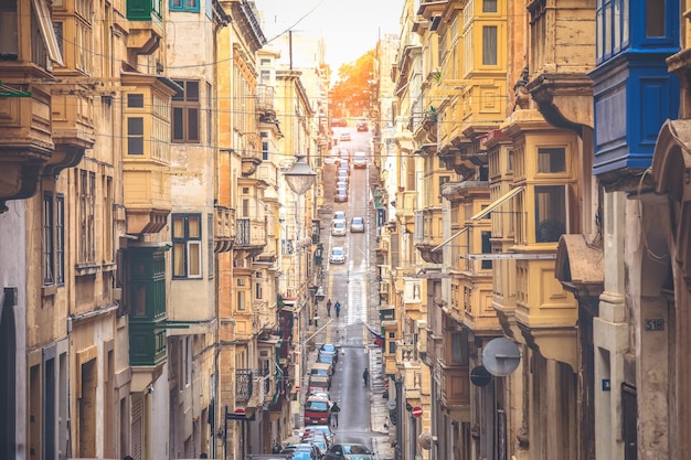 建物の中の道路の景色