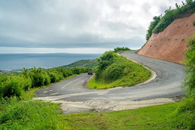 Photo view of road by sea against sky