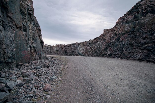 峡谷の道の眺め。ロシア北部の北極圏