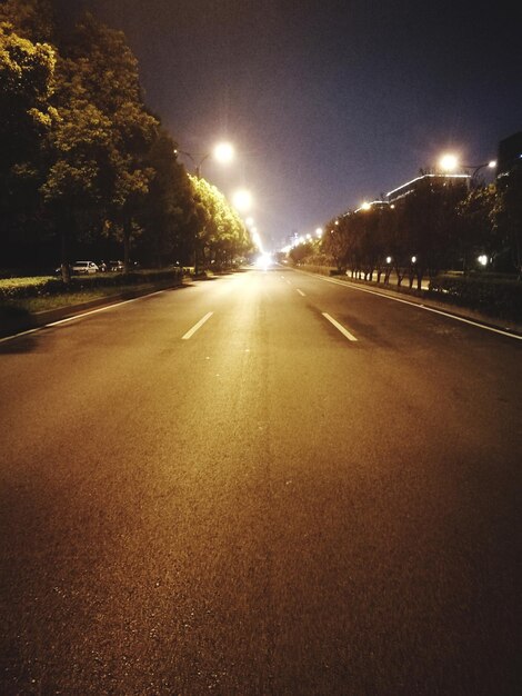 Photo view of road at night