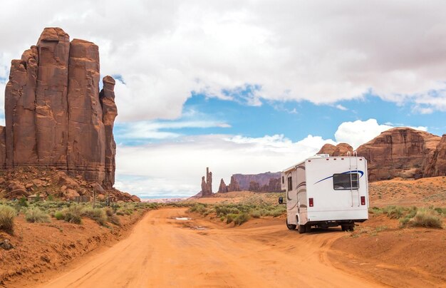 Photo view of road passing through a desert