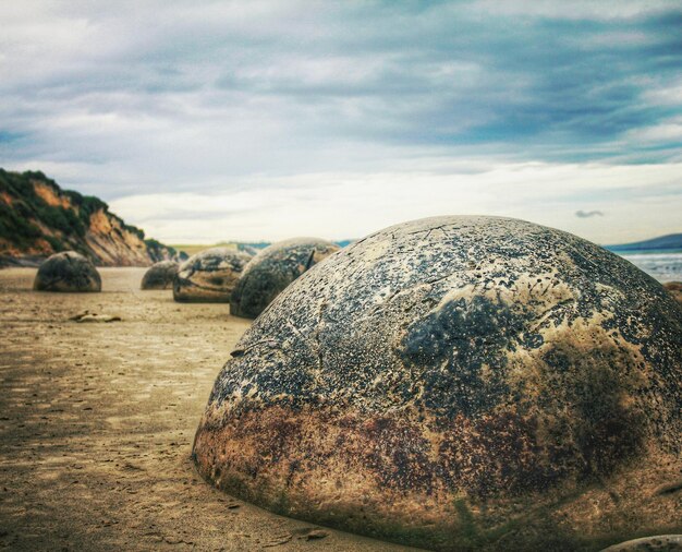 Photo view of rock on beach