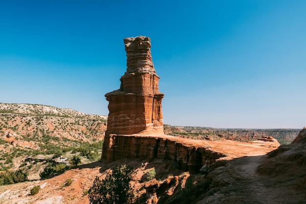 Photo view of rock formation against blue sky