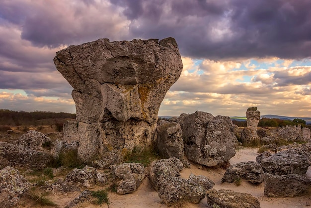 Photo view of rock formation against sky during sunset