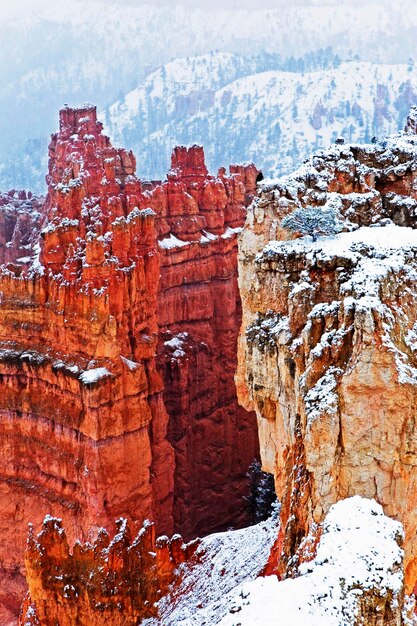 Photo view of rock formation during winter