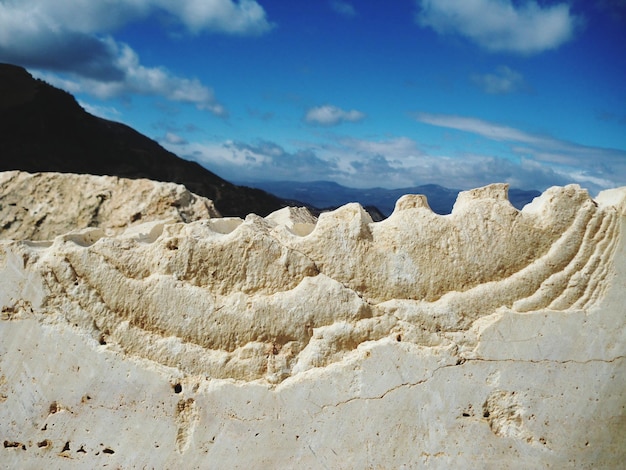 Foto veduta di formazioni rocciose contro il cielo