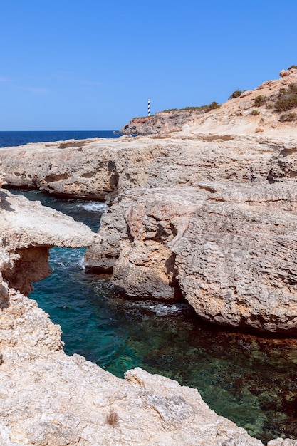 Visualizza le rocce in una baia di ibiza, spagna