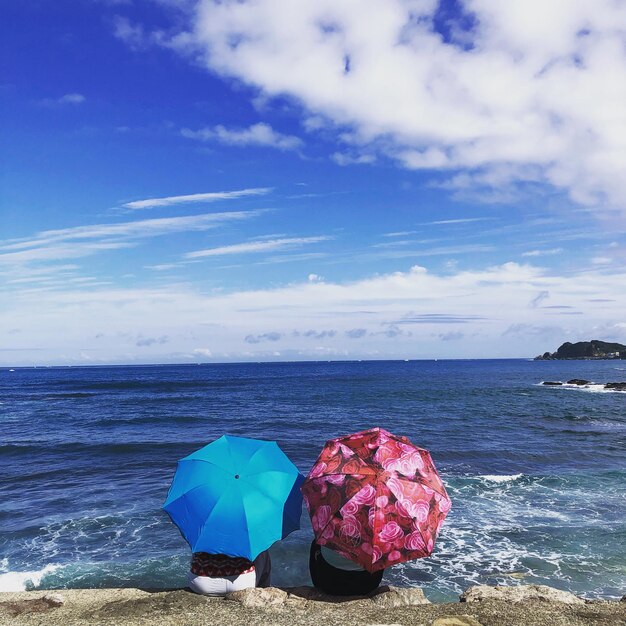 Foto veduta delle rocce sulla spiaggia