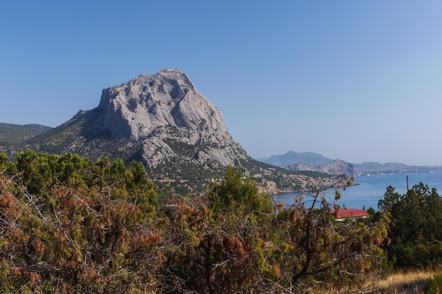 Foto vista delle rocce del mar nero dal sentiero golitsyn