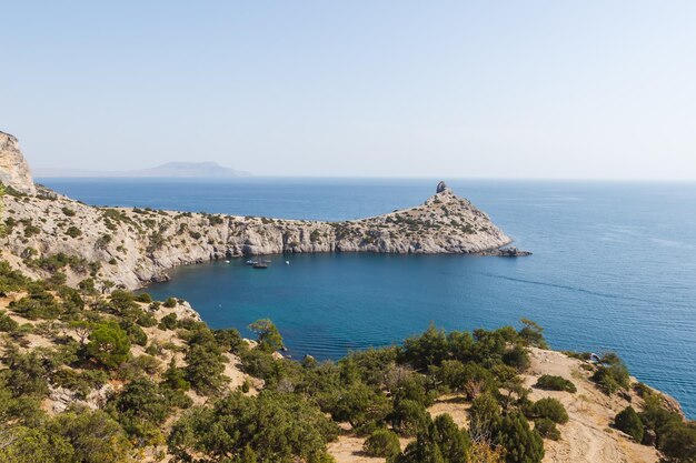 Вид на скалы Черного моря с Голицынской тропы