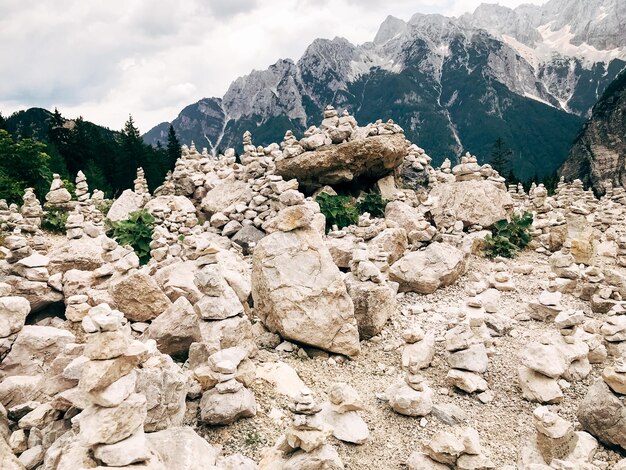 Photo view of rocks and mountains against sky