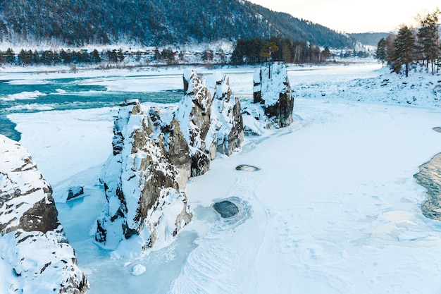 冬の川の岩、石、氷の眺め