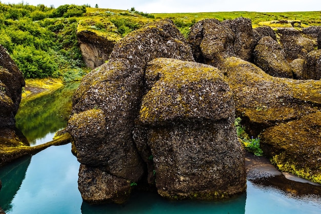 Foto veduta delle rocce in acqua