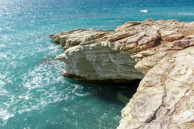 Vista di una costa rocciosa al mattino