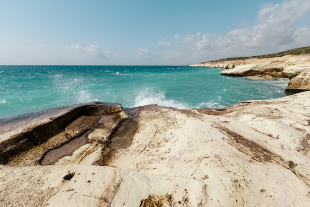 Vista di una costa rocciosa al mattino