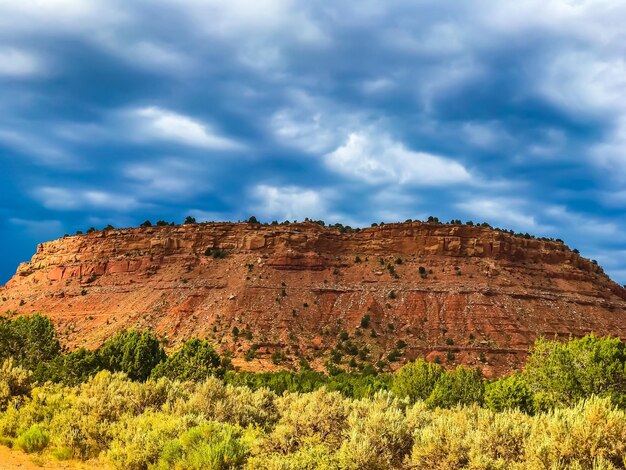 Photo view of rocky mountain against cloudy sky