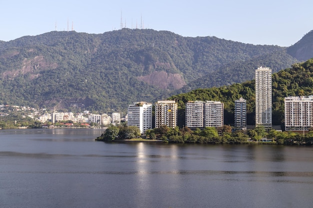 Foto vista della laguna rodrigo de freitas a rio de janeiro, in brasile.