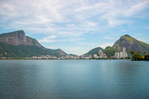 Visualizza la laguna rodrigo de freitas a rio de janeiro in brasile.