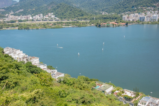 Вид на лагуну Родриго де Фрейтас в Рио-де-Жанейро, Бразилия.