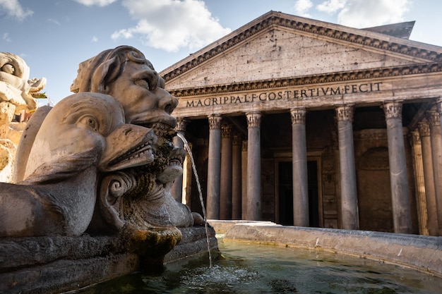 로마, 라치오, 이탈리아에 있는 로마 판테온(Roman Pantheon)과 라 로톤다 광장(Piazza de la Rotonda)의 전망.