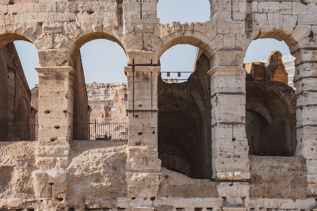 イタリア、ローマのローマコロッセオの眺め。コロッセオは、古代ローマの時代に市内中心部に建てられました。トラベル。