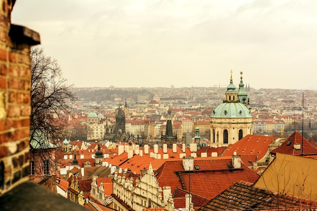 Photo view of the roofs of the old town of prague in winter