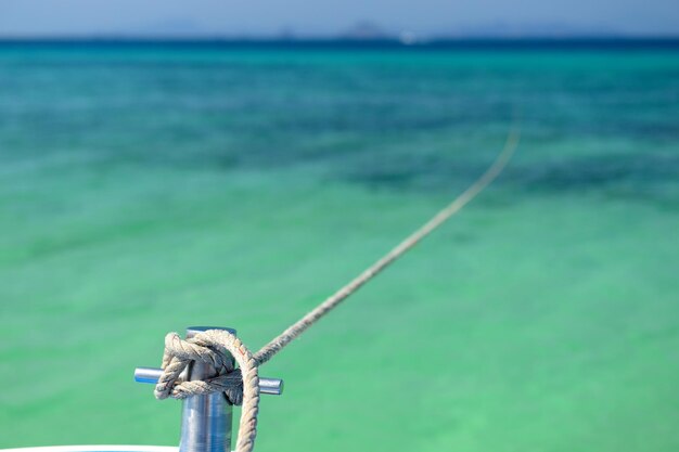 Photo view of rope tied to sea