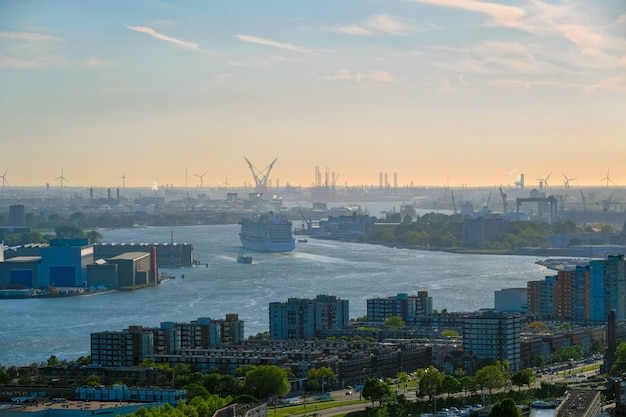 Photo view of rotterdam city and nieuwe maas river