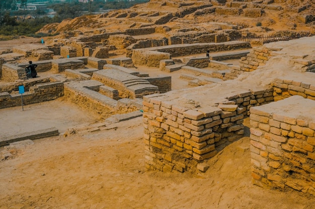 Photo a view of the ruins of the ancient city of mohenjo.