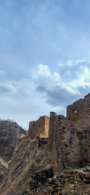 Photo a view of the ruins of the castle of the city of kars.