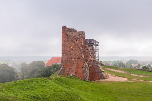 Foto vista delle rovine del muro della fortezza del castello di novogrudok in bielorussia